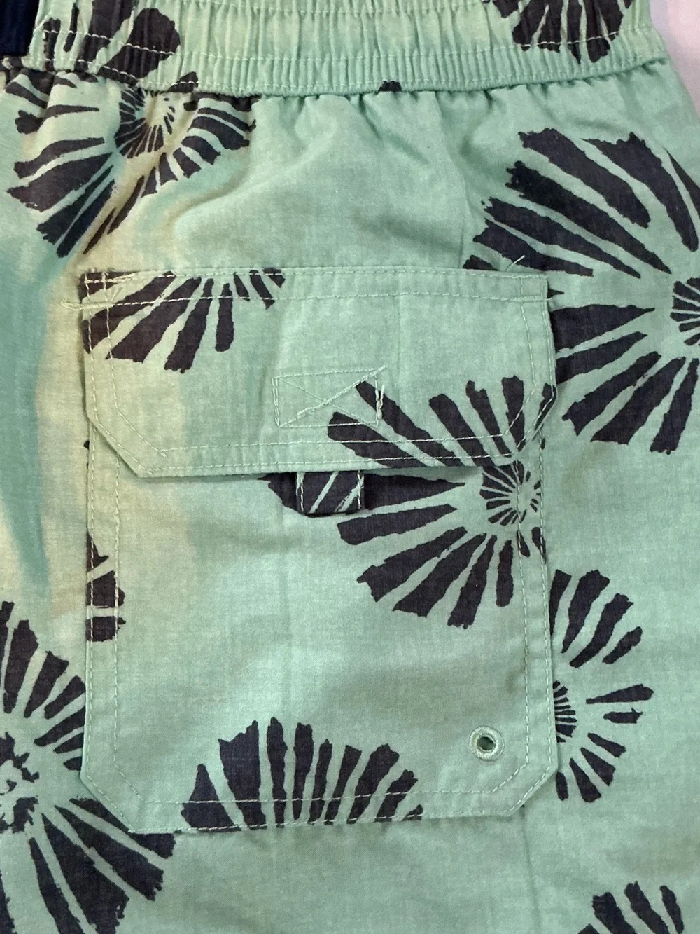 Spicy Tuna Green & Navy Blue Leaf Print Swim Trunks Size Large